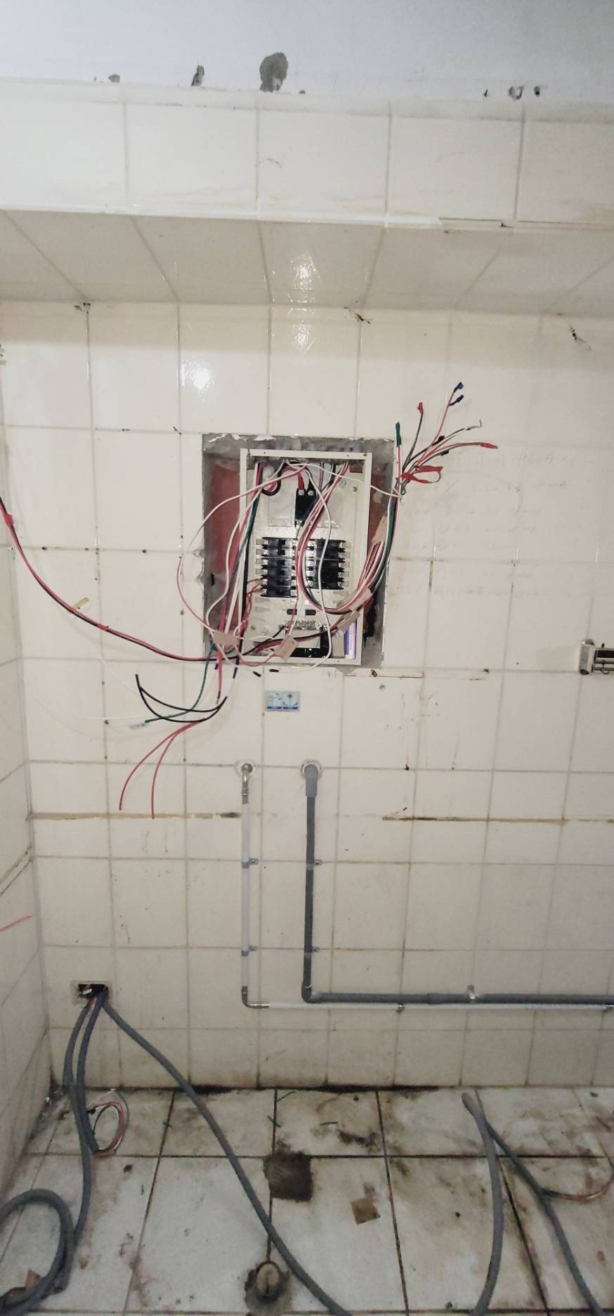 拆開後要整併的電盤與老舊牆面